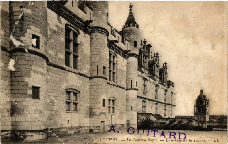 Carte postale ancienne Loches - Le Chateau Royal - Ensemble de la Facade à Loches