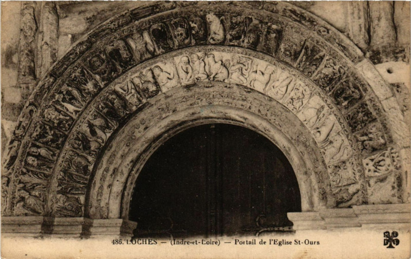 Carte postale ancienne Loches - Portail de l'Eglise St-Ours à Loches
