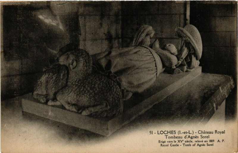 Carte postale ancienne Loches - Chateau Royal - Tombeau d'Agnés Sorel à Loches