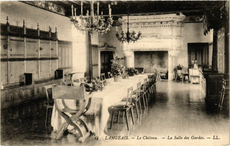 Carte postale ancienne Langeais - Le Chateau - La Salle des Gardes à Langeais