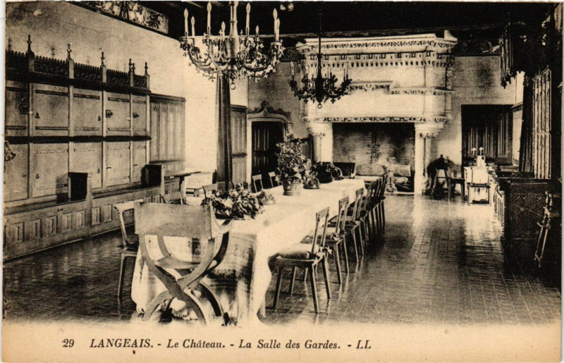 Carte postale ancienne Langeais - Le Chateau - La Salle des Gardes à Langeais