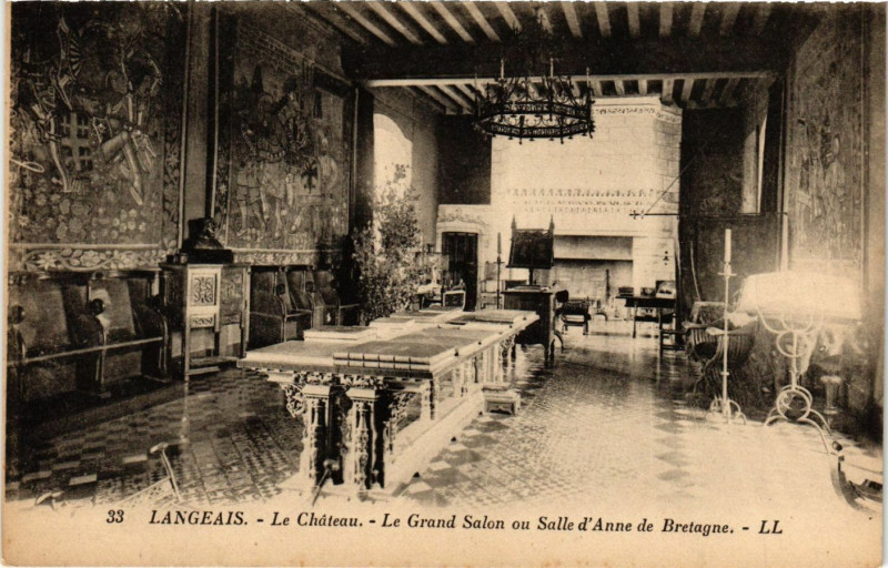 Carte postale ancienne Langeais - Le Chateau - La Grand Salon ou Salle d'Anne de Bretagne à Langeais
