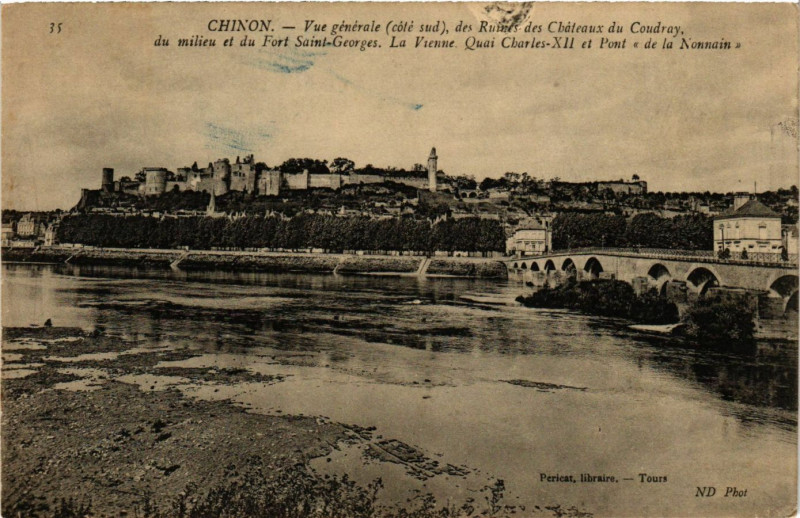 Carte postale ancienne Chinon - Vue générale (coté sud) des Ruines des Chateaux du Coudray à Chinon