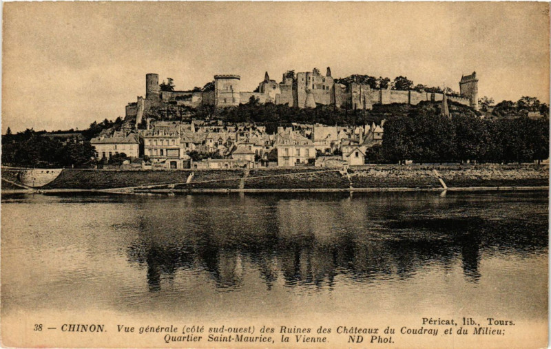 Carte postale ancienne Chinon - Vue générale (coté sud-ouest) des Ruines des Chateaux à Chinon