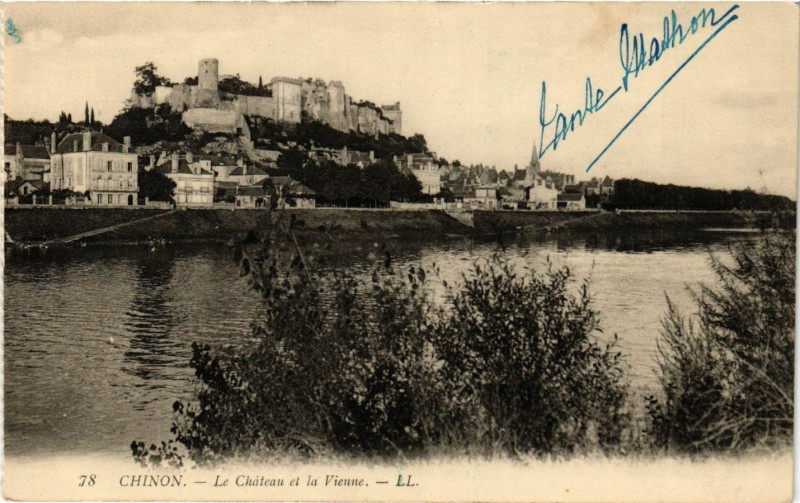 Carte postale ancienne Chinon - Le Chateau et la Vienne à Chinon