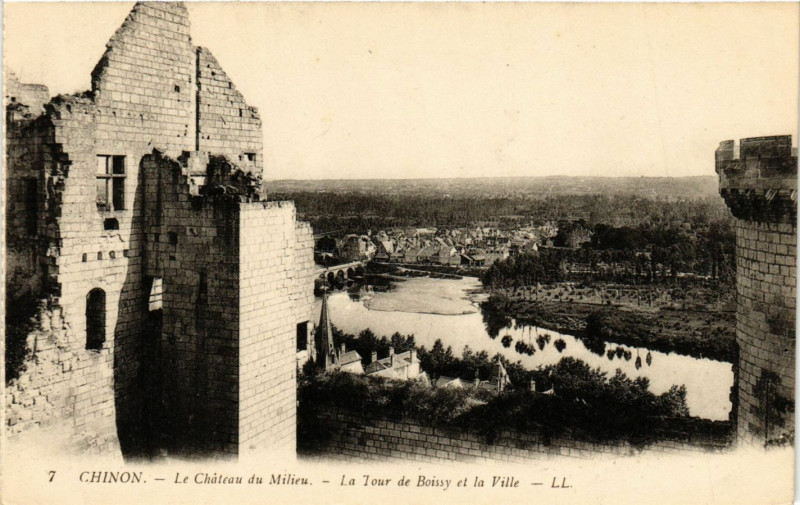 Carte postale ancienne Chinon - Le Chateau du Milieu - La Tour de Boissy et la Ville à Chinon