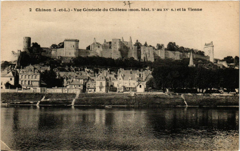 Carte postale ancienne Chinon - Vue Générale du Chateau (mon.hist X au Xv s.) à Chinon