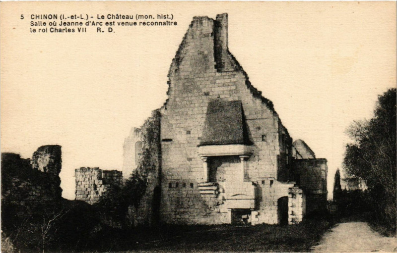 Carte postale ancienne Chinon - Le Chateau (mon.hist) - Salle ou Jeanne d'Arc à Chinon