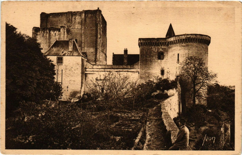 Carte postale ancienne Chateaux de la Loire - Chateau de Loches - Le Donjon et la Tour à Loches