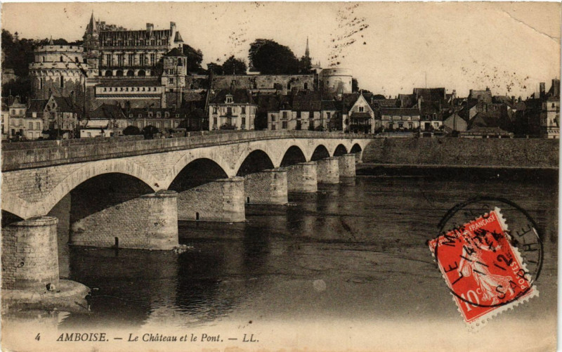Carte postale ancienne Amboise - Le Chateau et le Pont à Amboise
