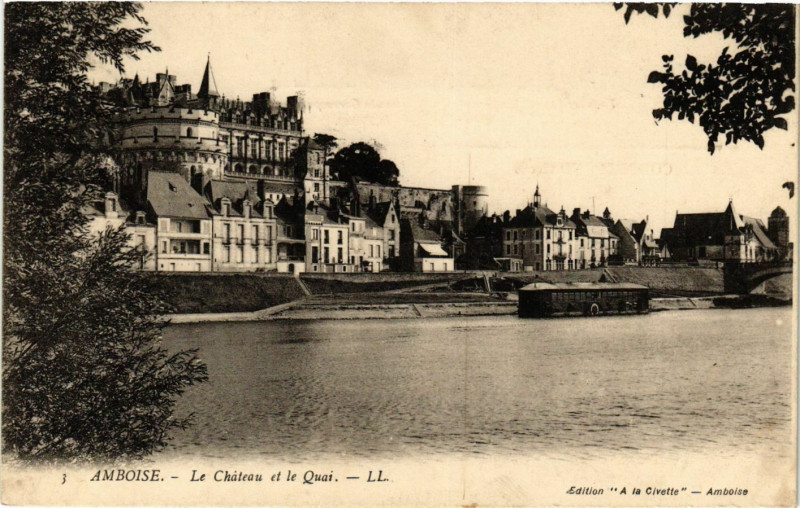 Carte postale ancienne Amboise - Le Chateau et le Quai à Amboise