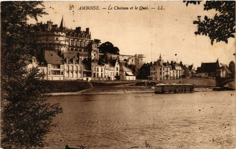 Carte postale ancienne Amboise - Le Chateau et le Quai à Amboise