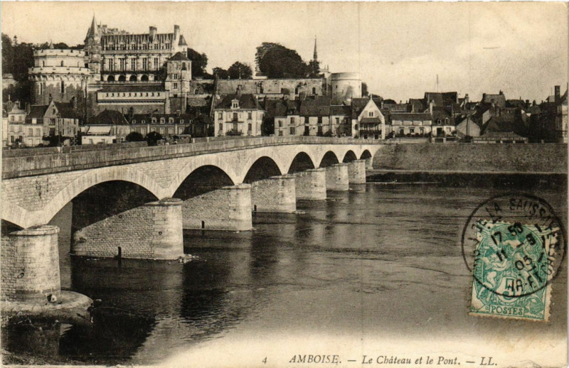 Carte postale ancienne Amboise - Le Chateau et le Pont à Amboise