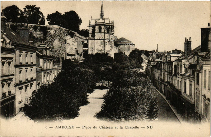 Carte postale ancienne Amboise - Place du Chateau et la Chapelle à Amboise