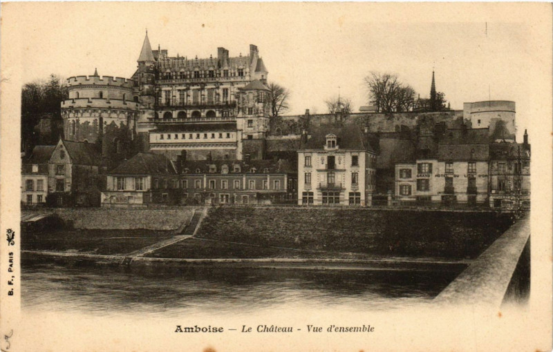 Carte postale ancienne Amboise - Le Chateau - Vue d'ensemble à Amboise