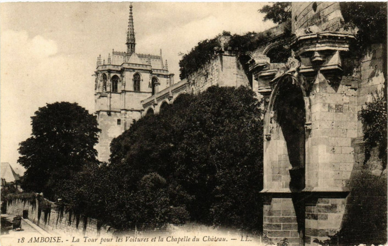 Carte postale ancienne Amboise - La Tour pour les Vuitures et la Chapelle du Chateau à Amboise