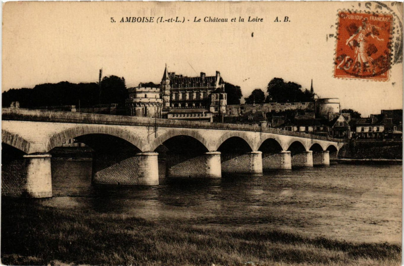 Carte postale ancienne Amboise - Le Chateau et la Loire à Amboise