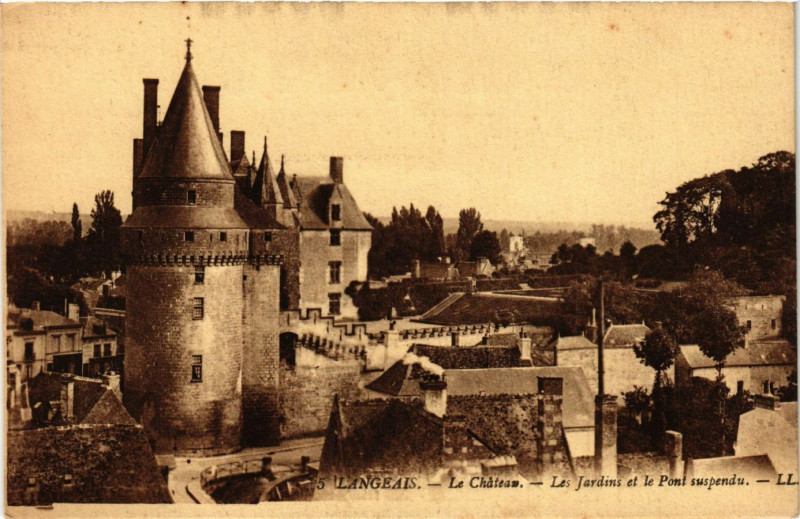 Carte postale ancienne Langeais - Le Chateau - Les Jardins et le Pont suspendu à Langeais