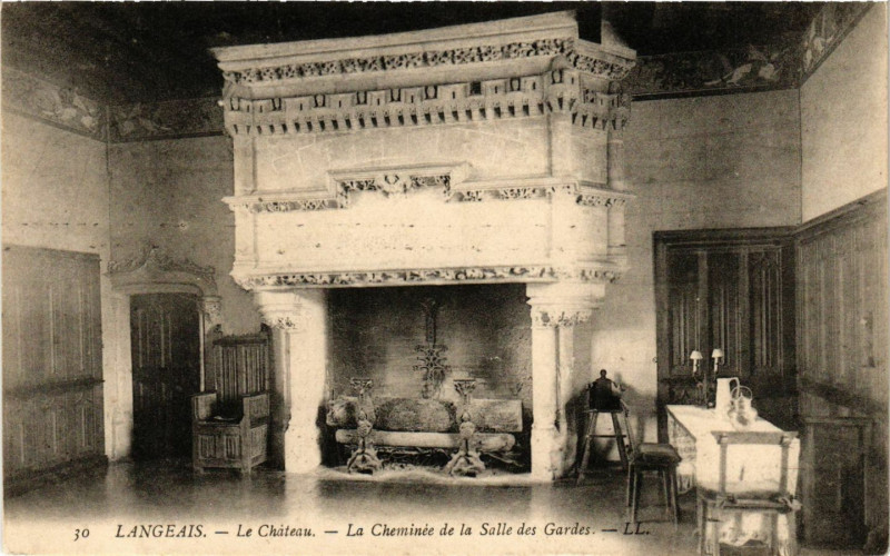 Carte postale ancienne Langeais - Le Chateau - La Cheminée de la Salle des Gardes à Langeais