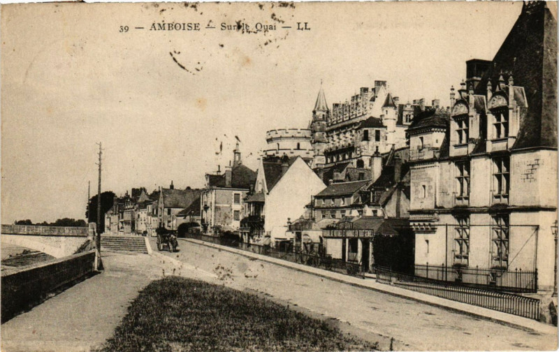 Carte postale ancienne Amboise - Sue le Quai à Amboise