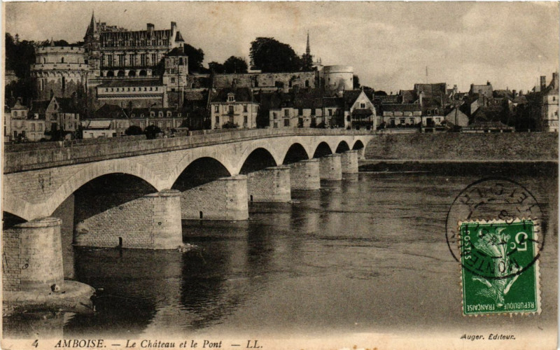 Carte postale ancienne Amboise - Le Chateau et le Pont à Amboise