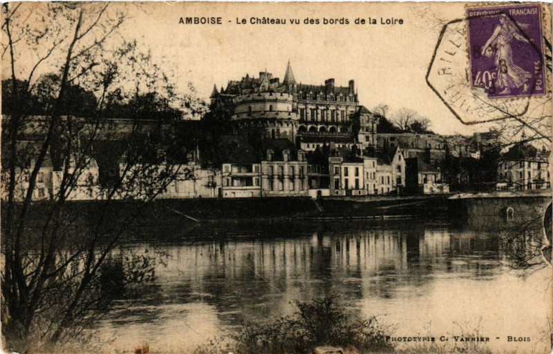Carte postale ancienne Amboise - Le Chateau vu des bords de la Loire à Amboise