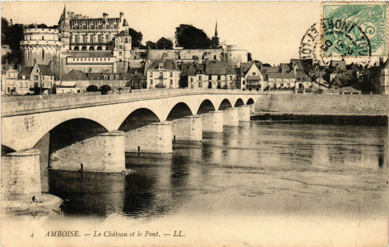 Carte postale ancienne Amboise - Le Chateau et le Pont à Amboise