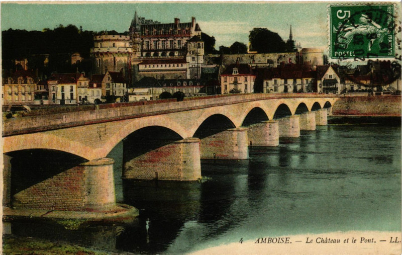 Carte postale ancienne Amboise - Le Chateau et le Pont à Amboise