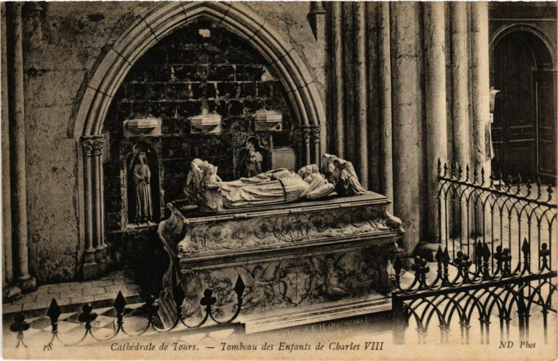 Carte postale ancienne Cathédrale de Tours - Tombeau des Enfants de Charles Viii à Tours