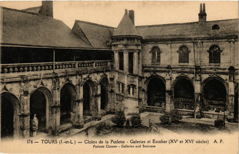 Carte postale ancienne Tours - Cloitre de la Psalette - Galeries et Escalier à Tours