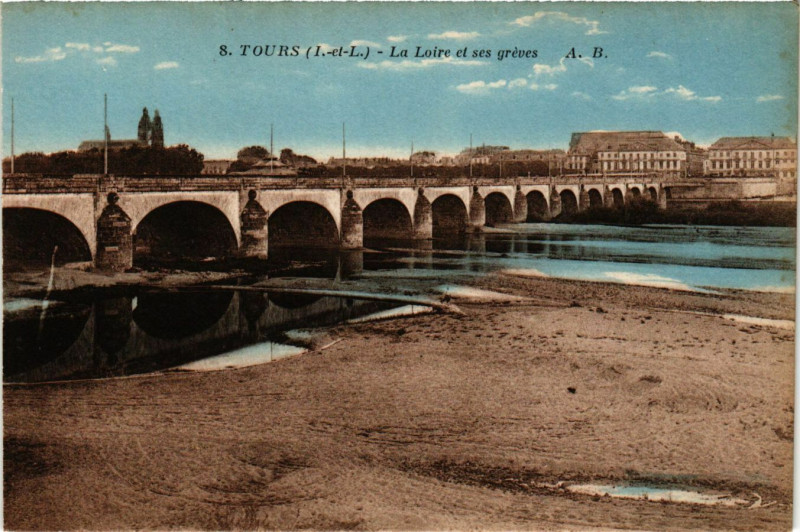 Carte postale ancienne Tours - La Loire et ses greves à Tours