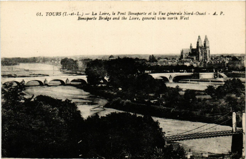 Carte postale ancienne Tours - La Loire le Pont Bonaparte et la Vue générale à Tours