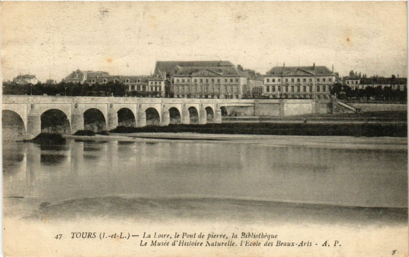 Carte postale ancienne Tours - La Loire Le Pont de pierre la Bibliothéque à Tours