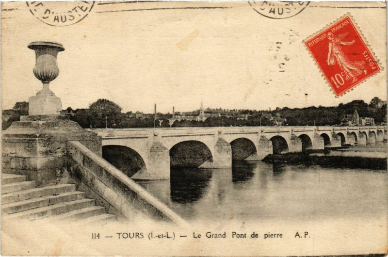 Carte postale ancienne Tours - Le Grand Pont de Pierre à Tours