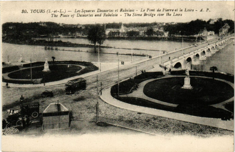 Carte postale ancienne Tours - Les Squares Descartes et Rabelais - Le Pont... à Tours