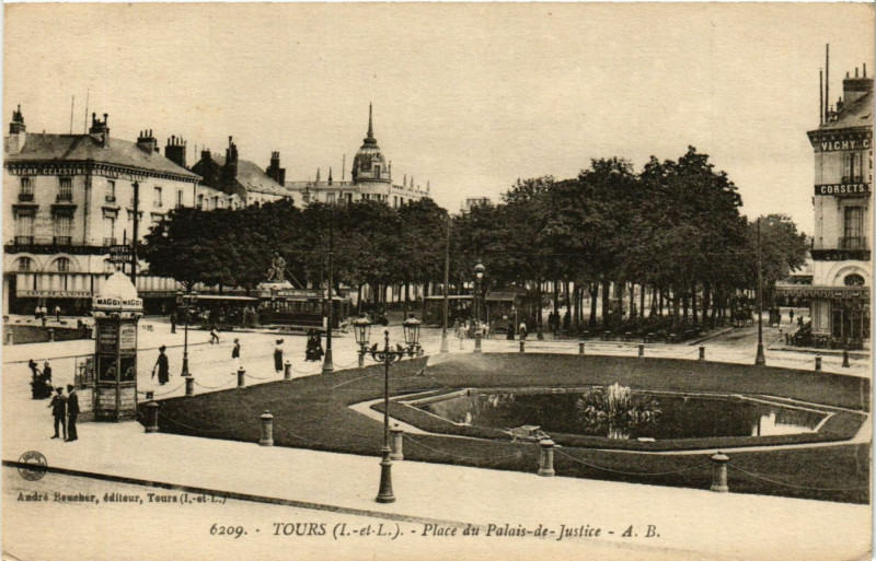Carte postale ancienne Tours - Place du Palais-de-Justice à Tours