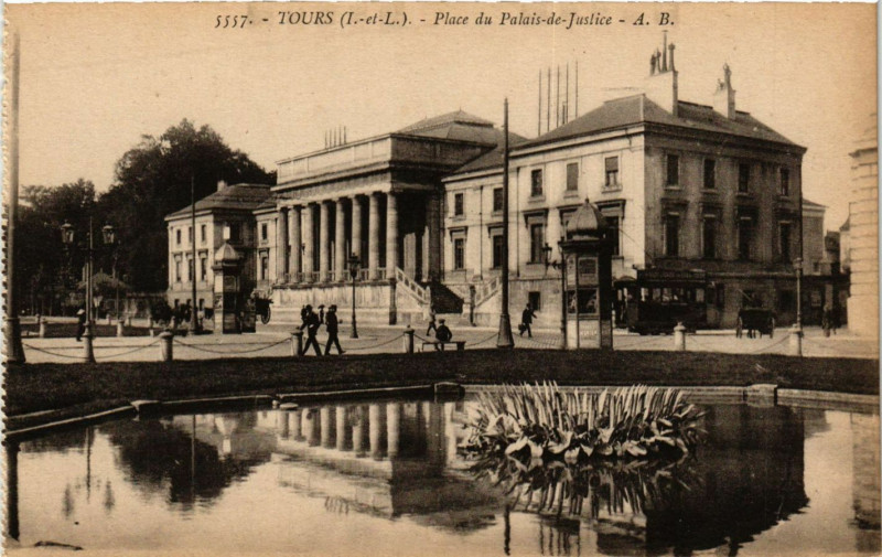 Carte postale ancienne Tours - Place du Palais-de-Justice à Tours