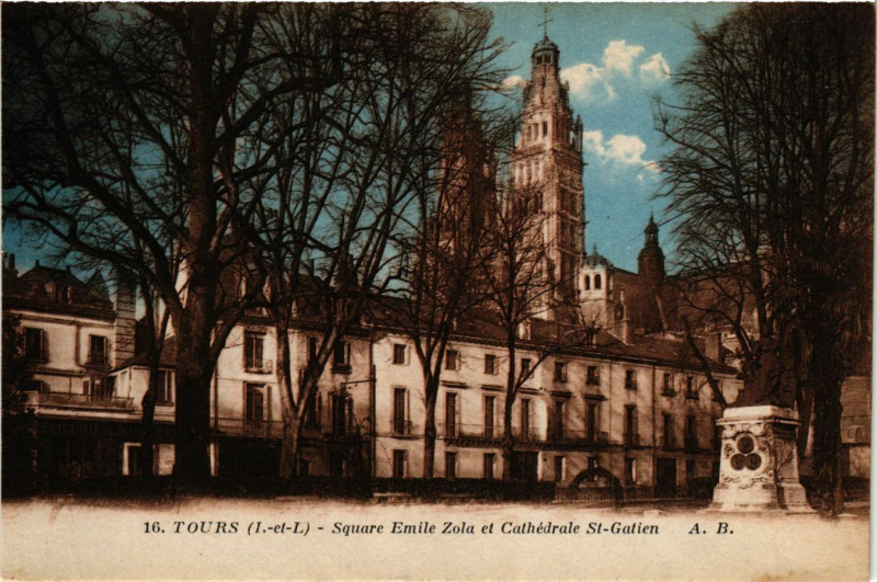 Carte postale ancienne Tours - Square Emile Zola et Cathédrale St-Gatien à Tours