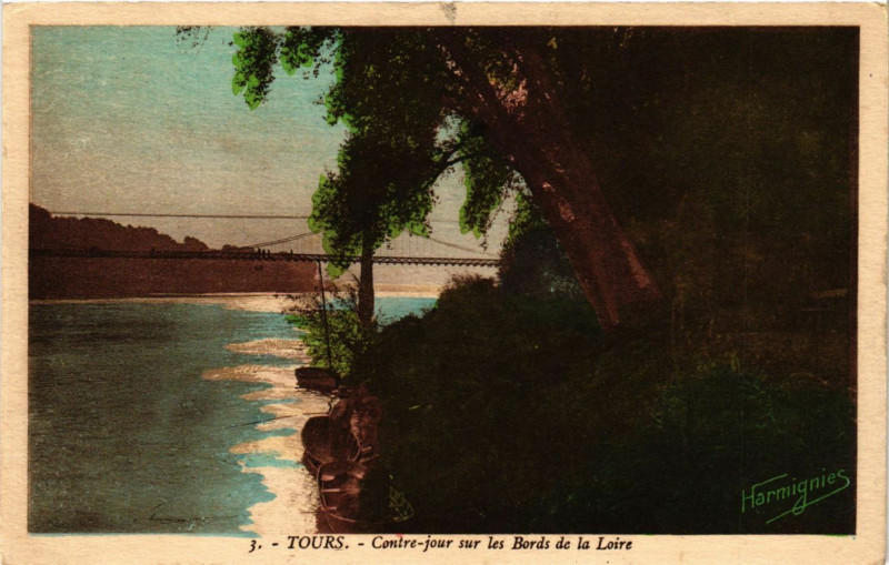 Carte postale ancienne Tours - Contre-jour sur les Bords de la Loire à Tours