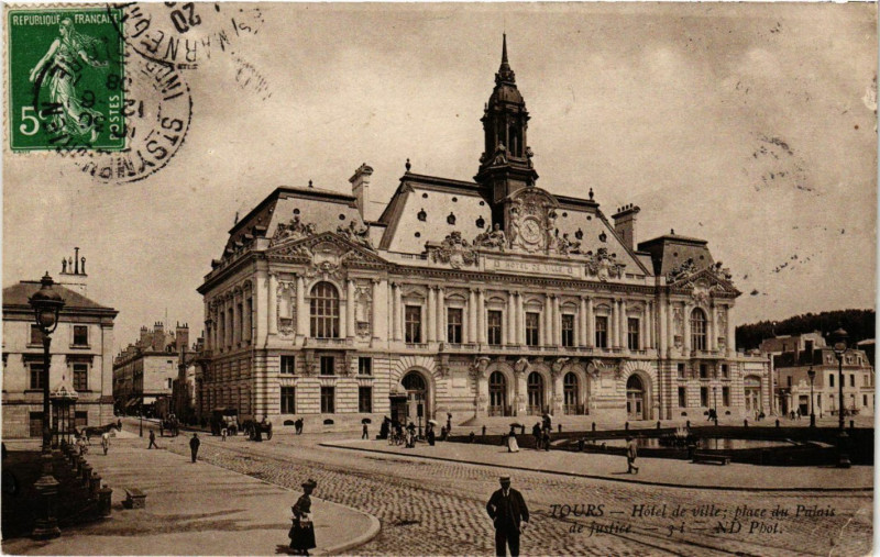 Carte postale ancienne Tours - Hotel de Ville - Place du Palais de Justice à Tours