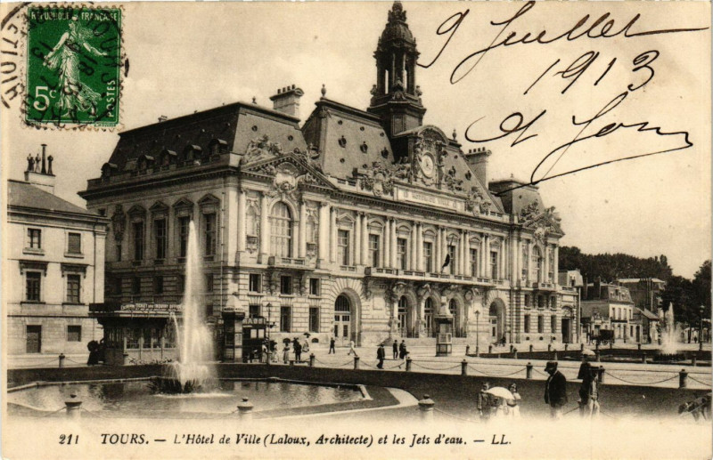 Carte postale ancienne Tours - L'Hotel de Ville (Laloux Arch.) et les Jets d'eau à Tours
