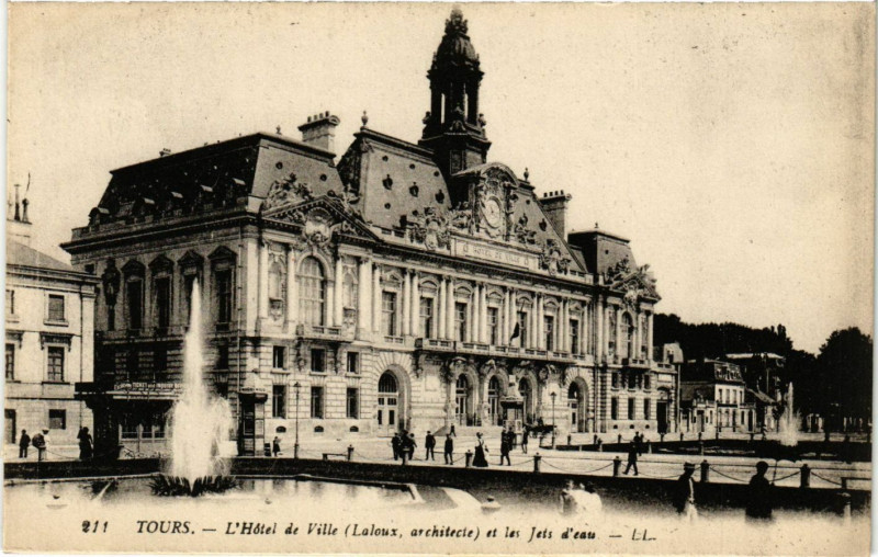 Carte postale ancienne Tours - L'Hotel de Ville (Laloux architecte) et les Jets d'eau à Tours