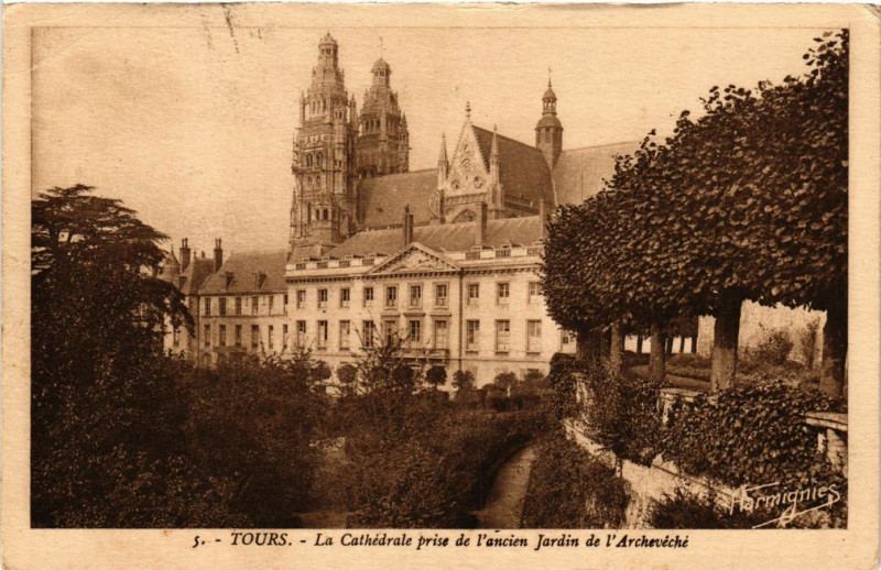 Carte postale ancienne Tours - La Cathédrale prise del'ancien Jardin de l'Archevéché à Tours