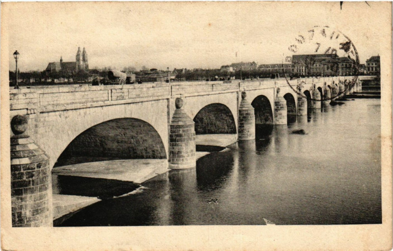 Carte postale ancienne Tours - Le Pont à Tours