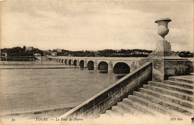 Carte postale ancienne Tours - Le Pont de Pierre à Tours