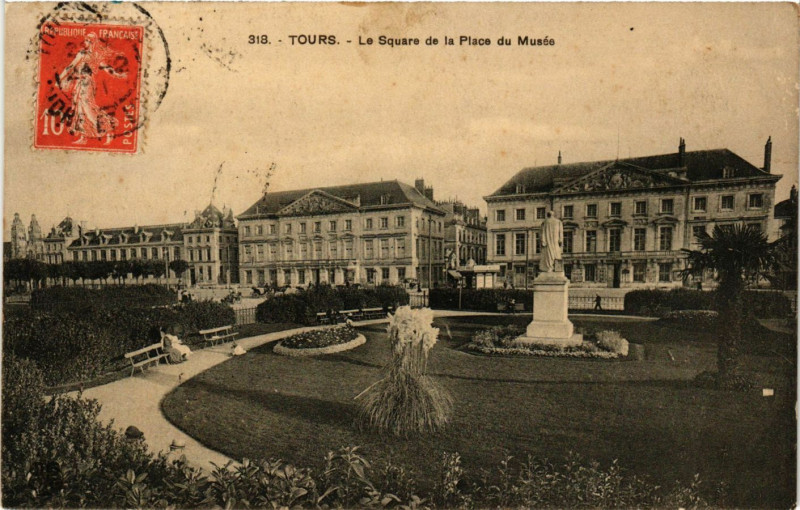 Carte postale ancienne Tours - Le Square de la Place du Musée à Tours