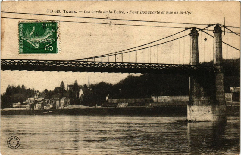 Carte postale ancienne Tours - Les bords de la Loire - Pont Bonaparte et vur de St-Cyr à Tours