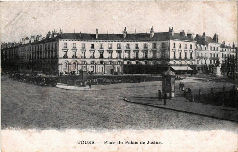 Carte postale ancienne Tours - Place du Palais de Justice à Tours