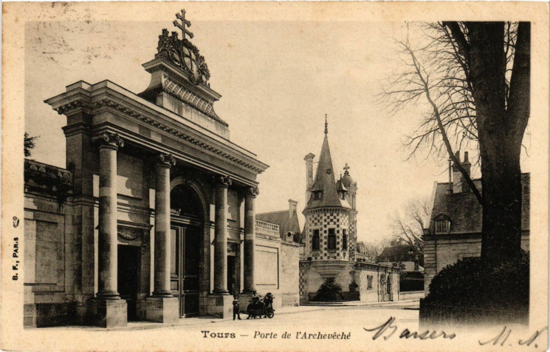 Carte postale ancienne Tours - Porte de l'Archevéché à Tours