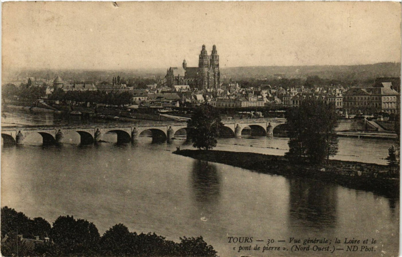Carte postale ancienne Tours - Vue générale la Loire et le pont de pierre (Nord-Ouest) à Tours